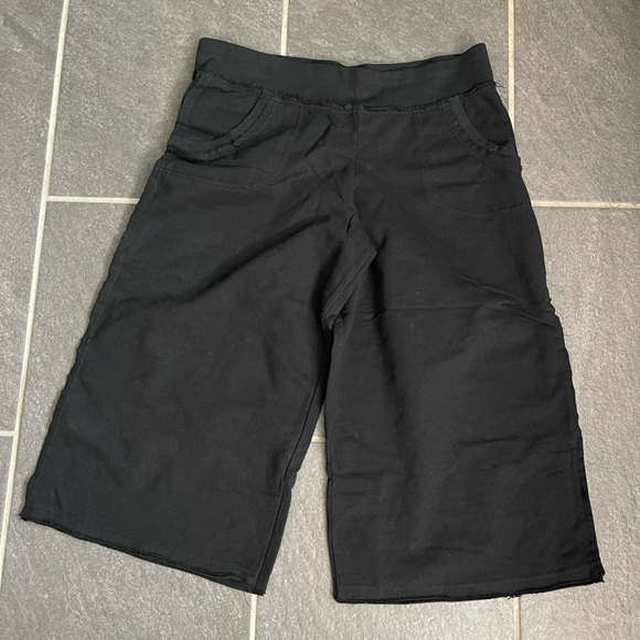 Women Capri Pants - Picture 3 of 7